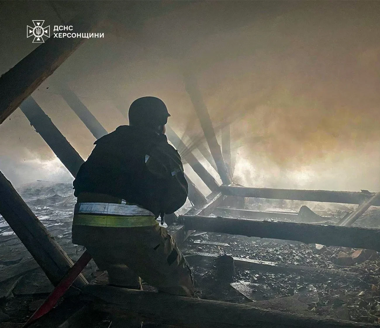 У Херсоні рятувальники ліквідували пожежу в багатоповерхівці: врятовано двох людей