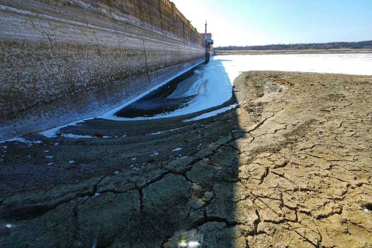 Критичне обміління водосховища поглиблює водну кризу в окупованому Маріуполі