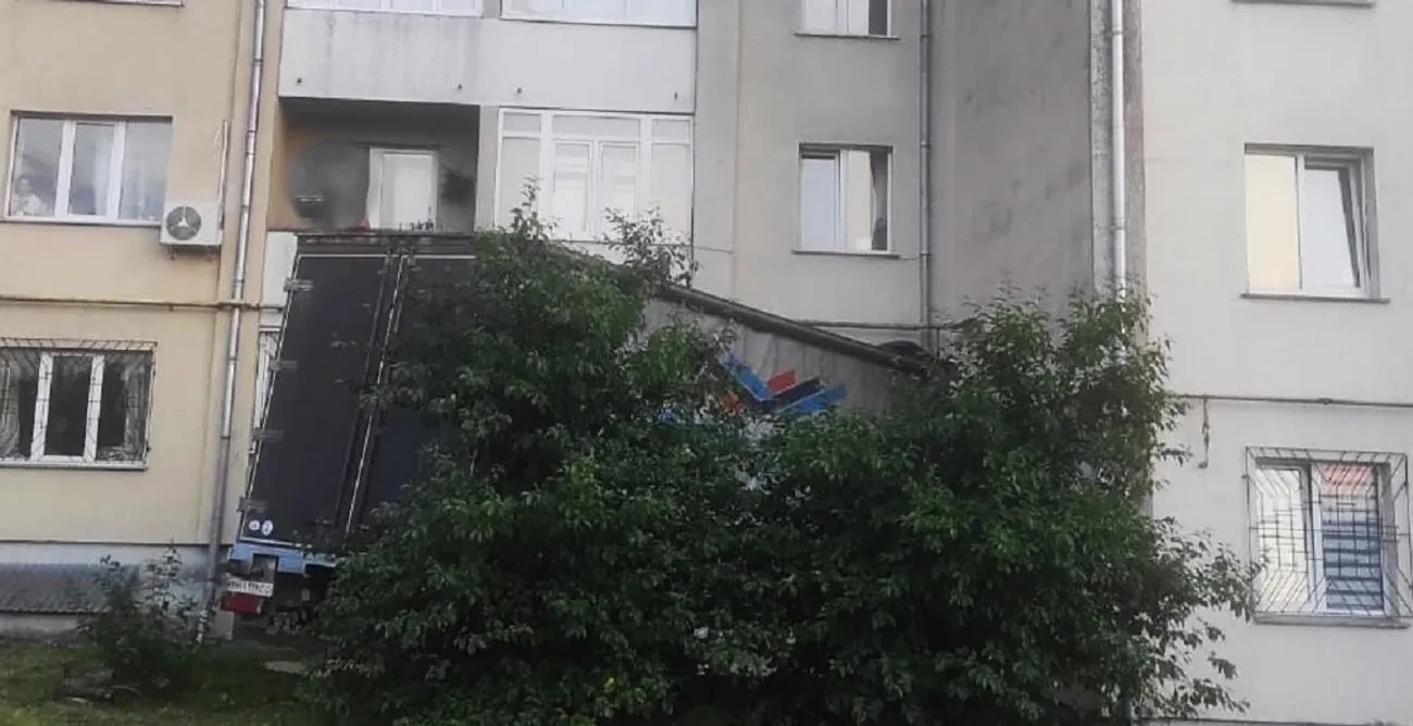 На Львівщині вантажівка в'їхала у житловий будинок: подробиці ДТП