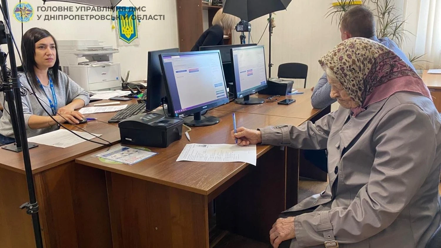 Вирішила поїхати в Німеччину до родичів: у Павлограді 101-річна жінка оформила закордонний паспорт