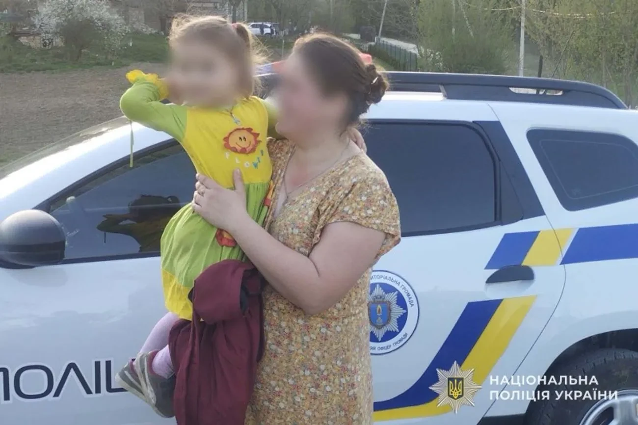 На Тернопільщині 3-річна дівчинка пройшла майже 10 км лісом, поки її шукали