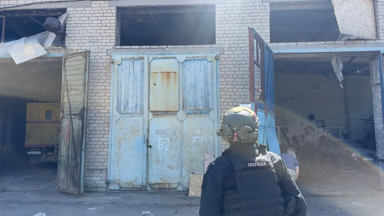 Авіаудар по Костянтинівці: окупанти пошкодили підприємство та автівки