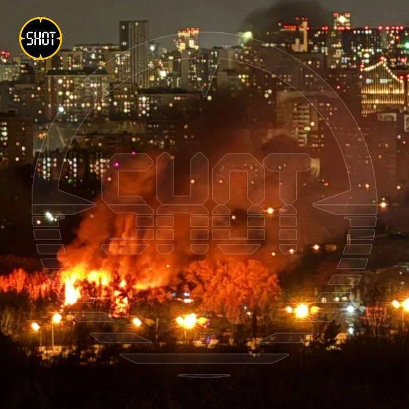 У москві спалахнула масштабна пожежа біля академії водних видів спорту