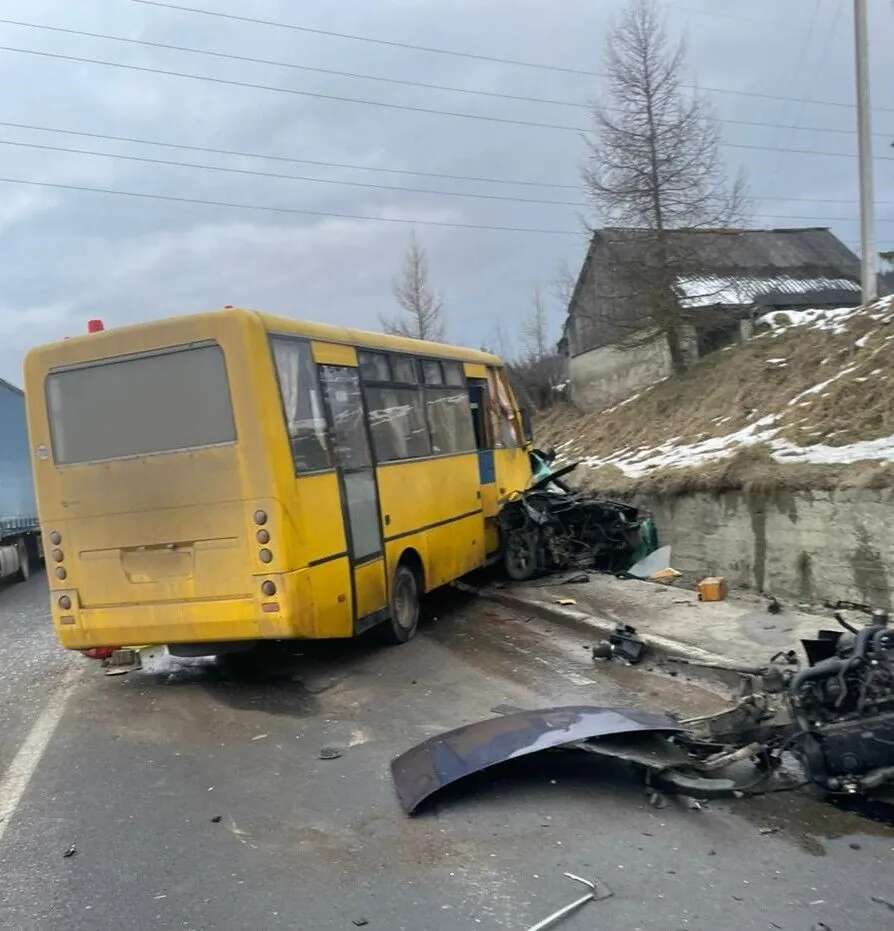 На Львівщині зіткнулись легковик та автобус: є загиблі