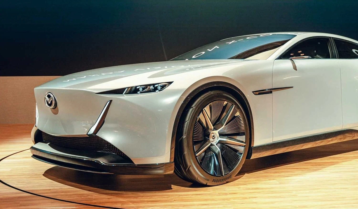 Майбутнє авто з ДВЗ: у новому Vision X-Coupe, Mazda презентує пристрій, що поглинає власні викиди