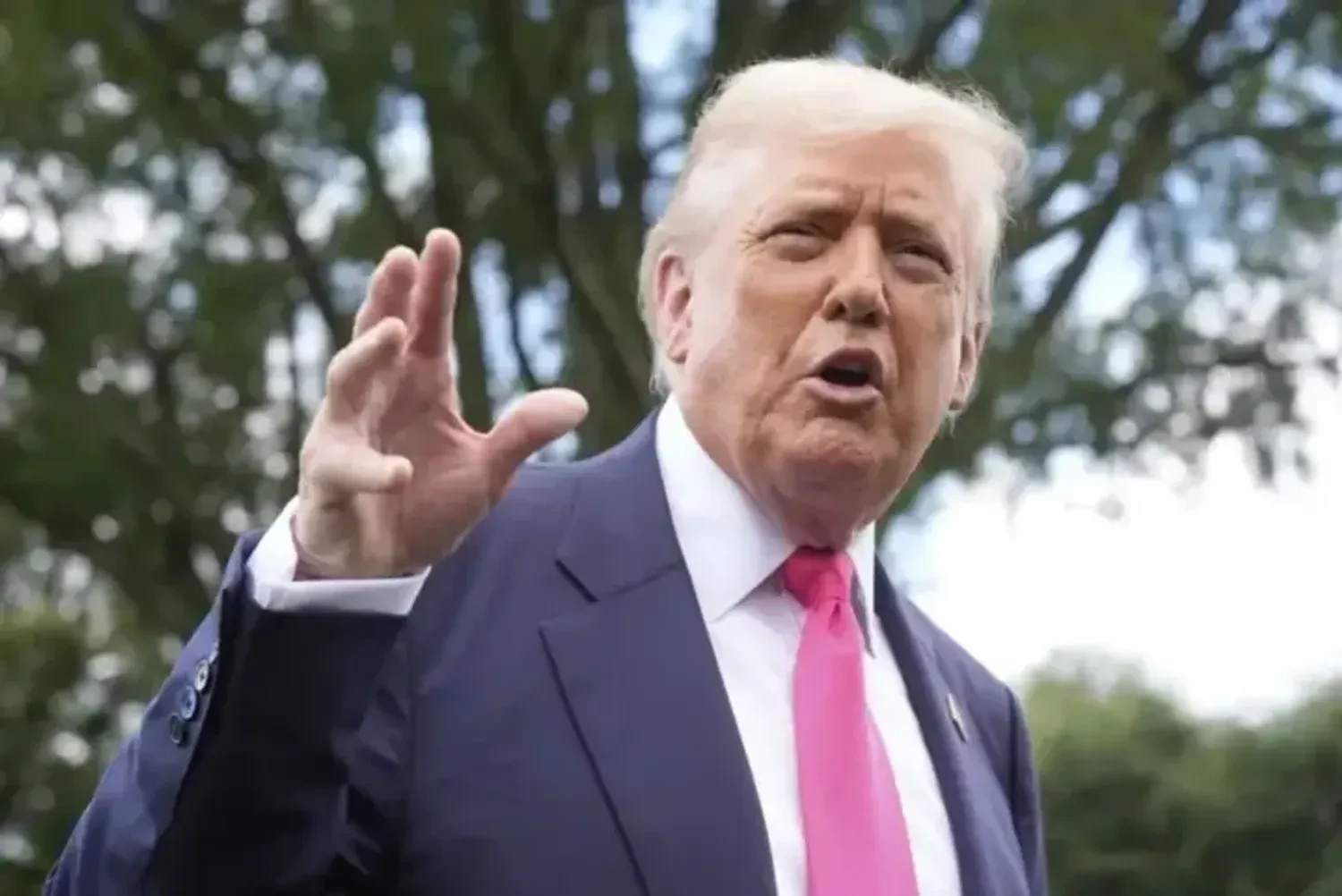 Трамп показав список з 8 війн, які він нібито 