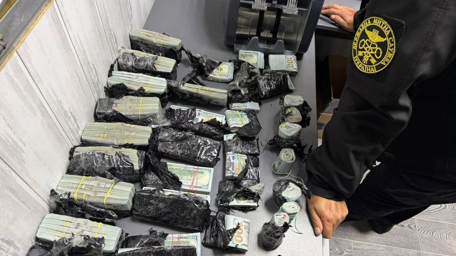 Жінка намагалась вивезти з України майже мільйон доларів готівки під капотом авто
