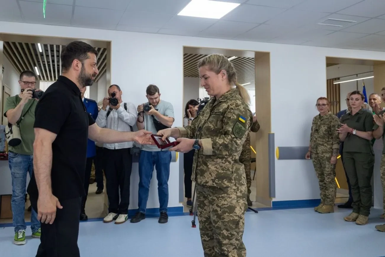 Зеленський привітав медиків із професійним святом і відзначив їх держнагородами