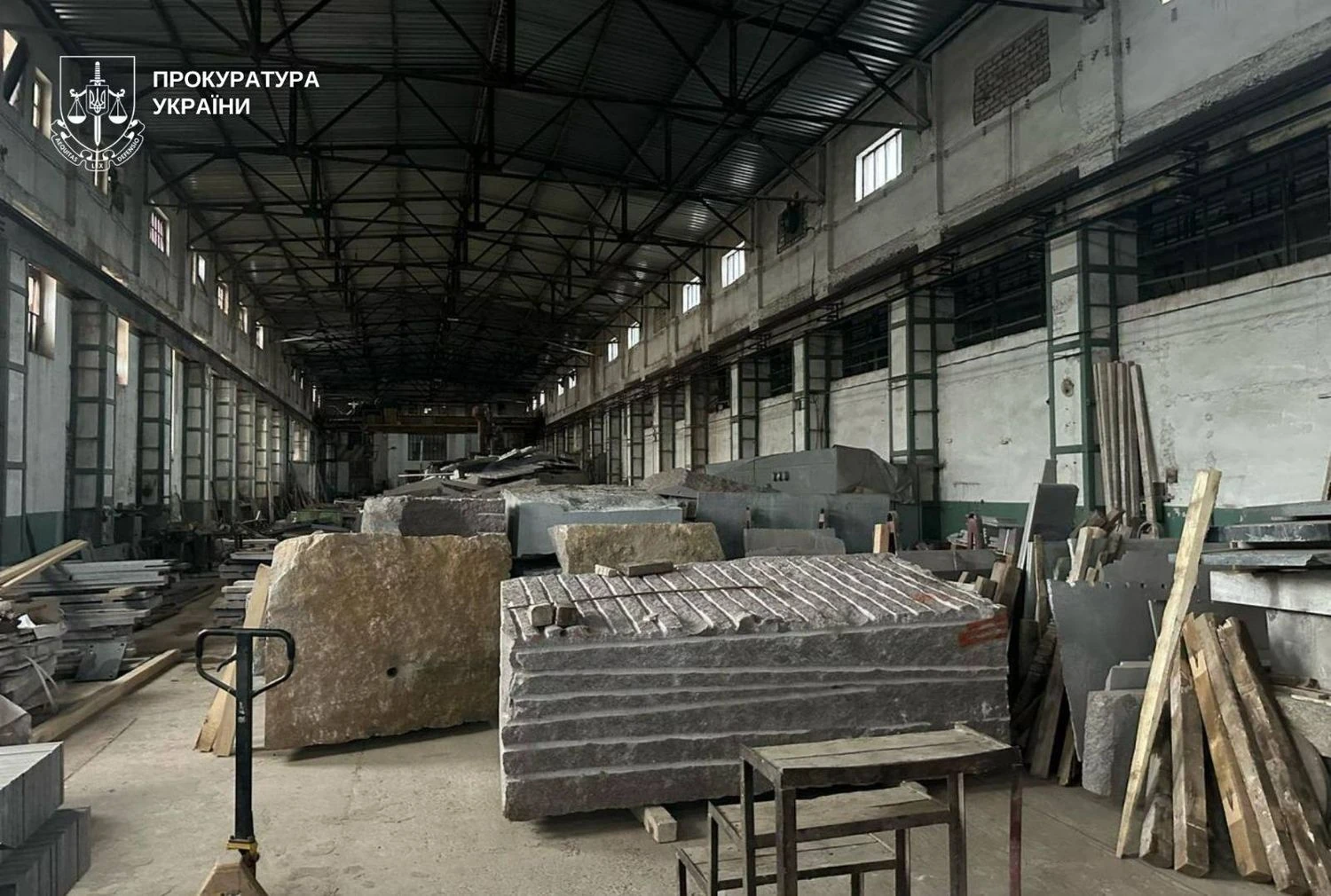 Привласнювали кошти на похованні українських воїнів: у Кривому Розі викрито керівника КП та його спільників