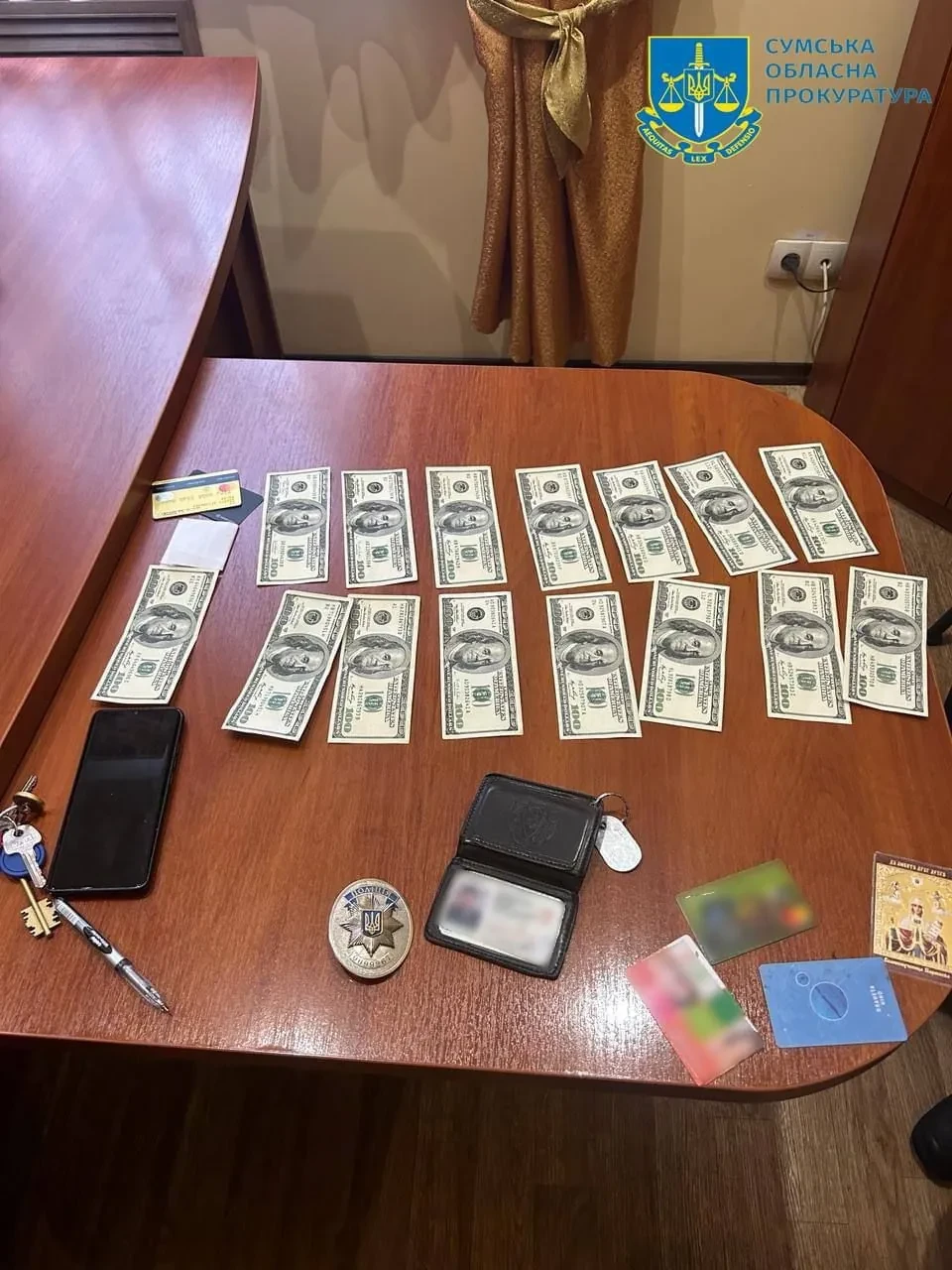 Екс-поліцейський звинувачується у вимаганні хабара в розмірі 2000 доларів і витоку конфіденційних даних