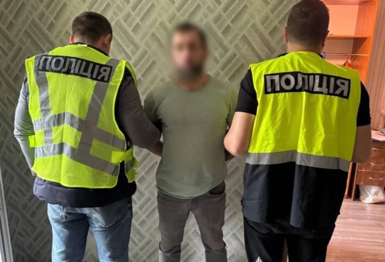 У столиці затримано двох іноземців, які посеред вулиці погрожували гранатою перехожому, вимагаючи 5000 гривень