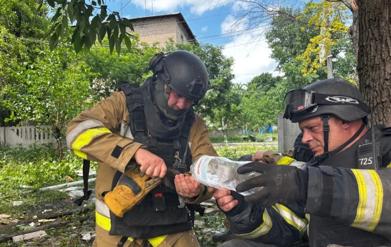 У Родинському Донецької області бійці ДСНС врятували беззахисне пташеня, яке через вибух випало з гнізда