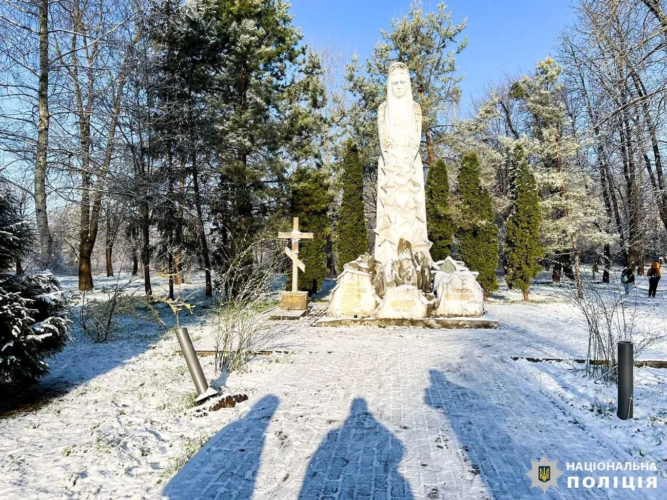 На Рівненщині діти пошкодили ліхтарі біля пам’ятника загиблим в Афганістані: покарано батьків