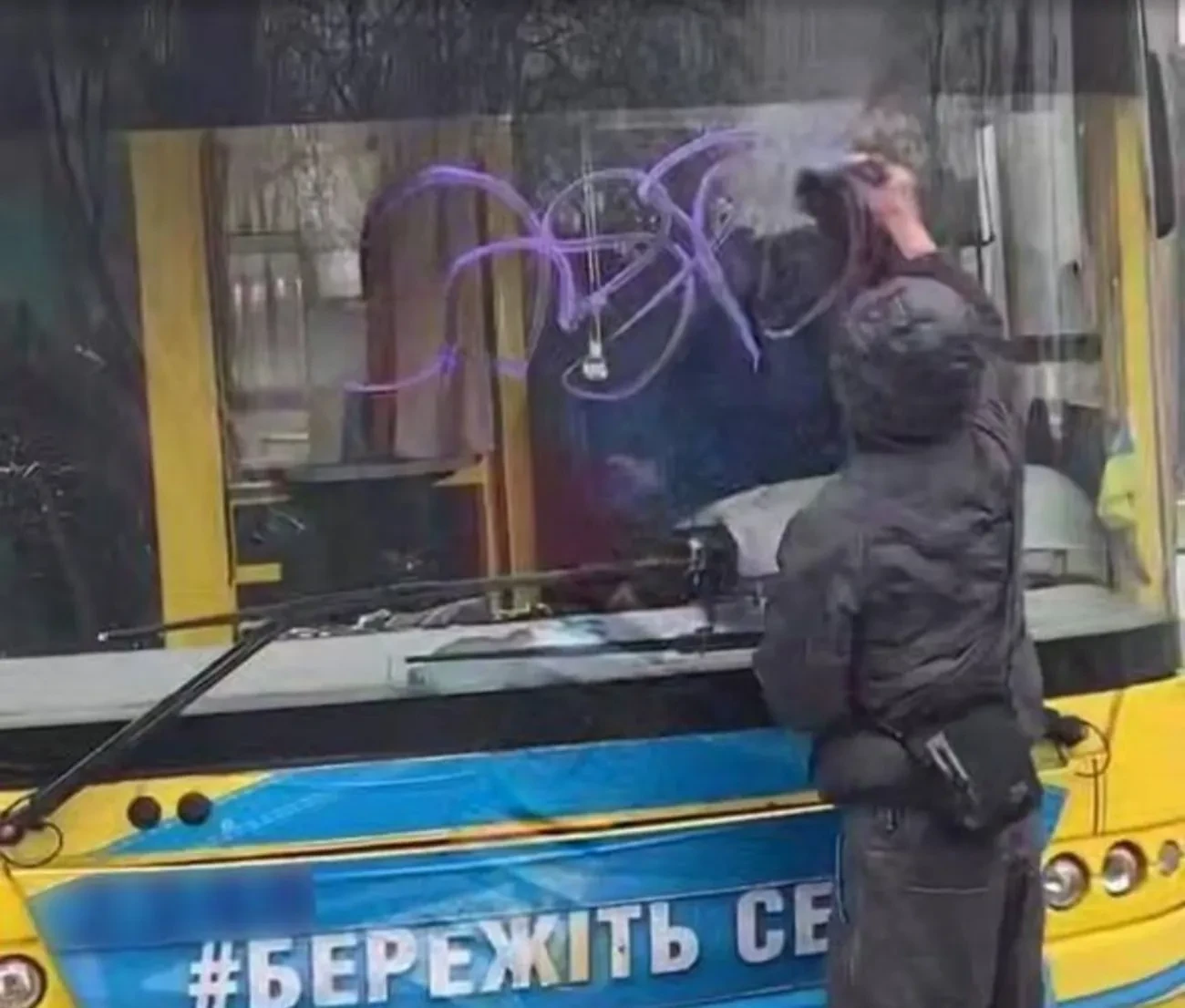 У Києві молодики розмалювали тролейбус після ДТП: правоохоронці встановили осіб порушників