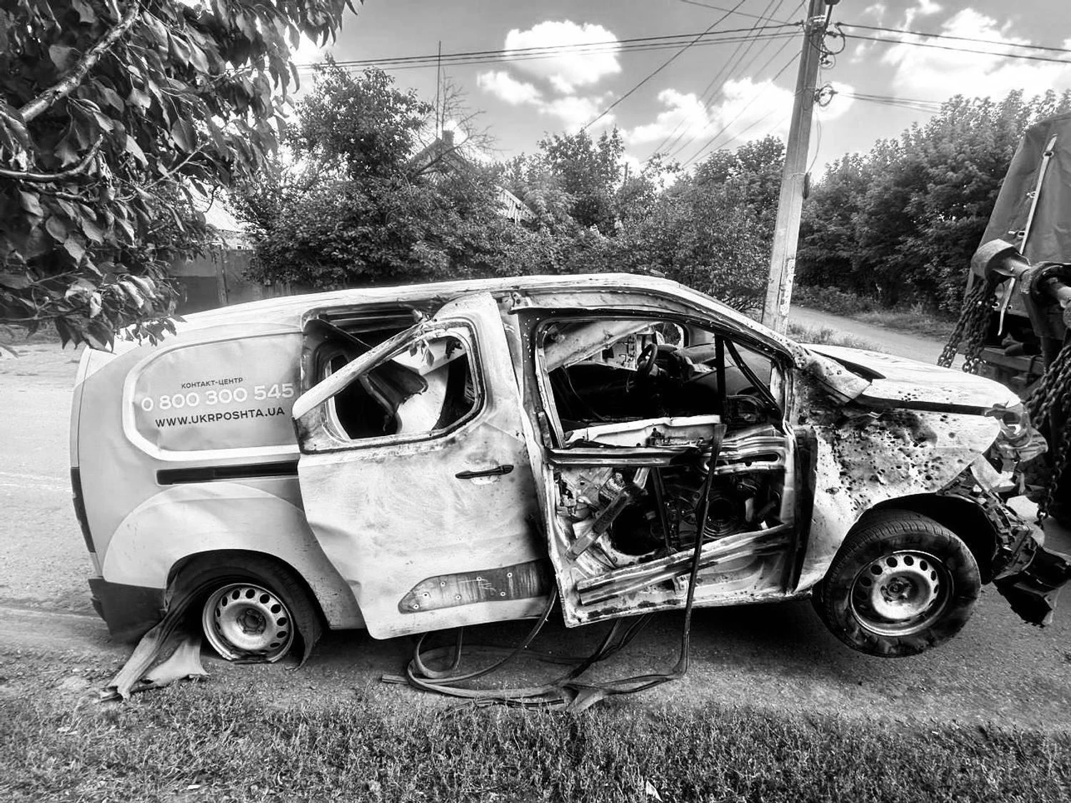 Ворожий дрон вразив автівку: на Донеччині внаслідок обстрілу загинула працівниця Укрпошти, ще одного поранено