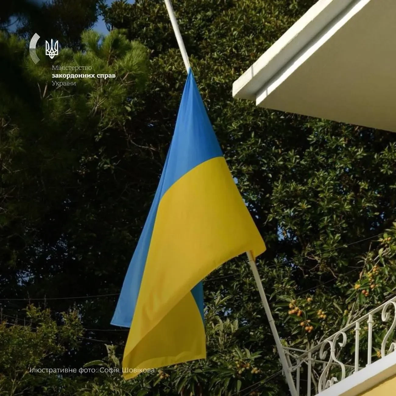 Українські посольства вшанують жертв трагедії в Сумах: будуть приспущені прапори