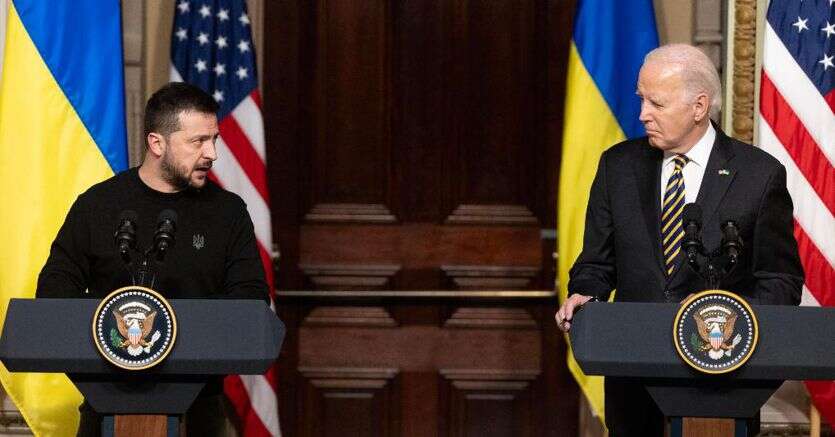 L’allarme di Biden: «Putin conta su mancati aiuti a Kiev». Zelensky chiede «unità contro l’aggressore»