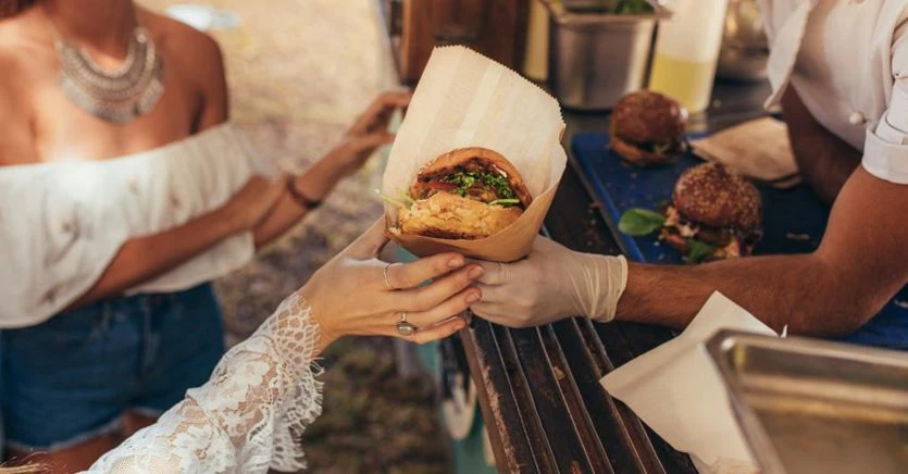 Ristorazione, la crescita dei consumi fuori casa trainata da food court e fast food