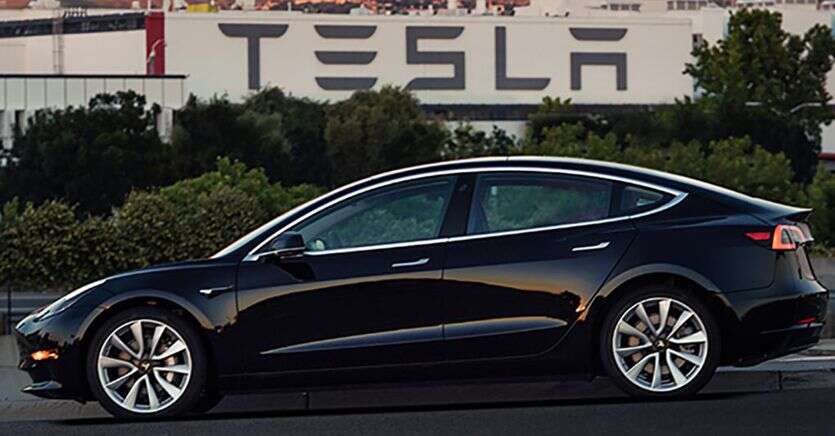 Boom vendite Tesla spinge settore chip, a Milano bene St