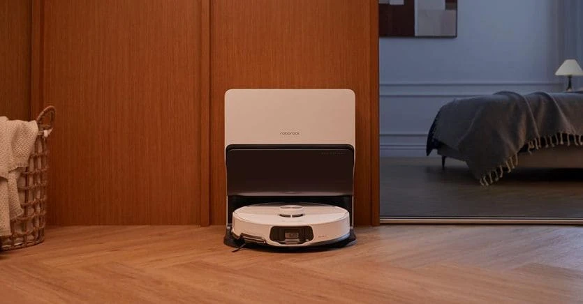 Ecco Roborock S8 MaxV Ultra, il super robot che lava, aspira e tiene d’occhio i vostri animali