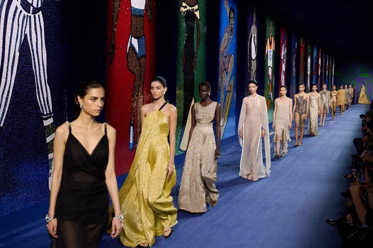 I pepli d’artista di Dior, l’inedita linearità di Schiaparelli, la naturale grazia di Valli