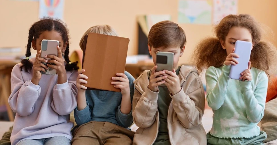 Smartphone vietati fino alle medie: genitori e docenti tutti d’accordo