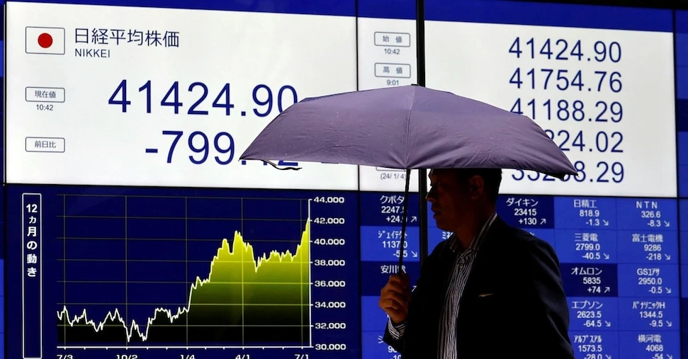 Borsa di Tokyo in calo (-2%) dai massimi storici a causa dei chip e per l’intervento sullo yen