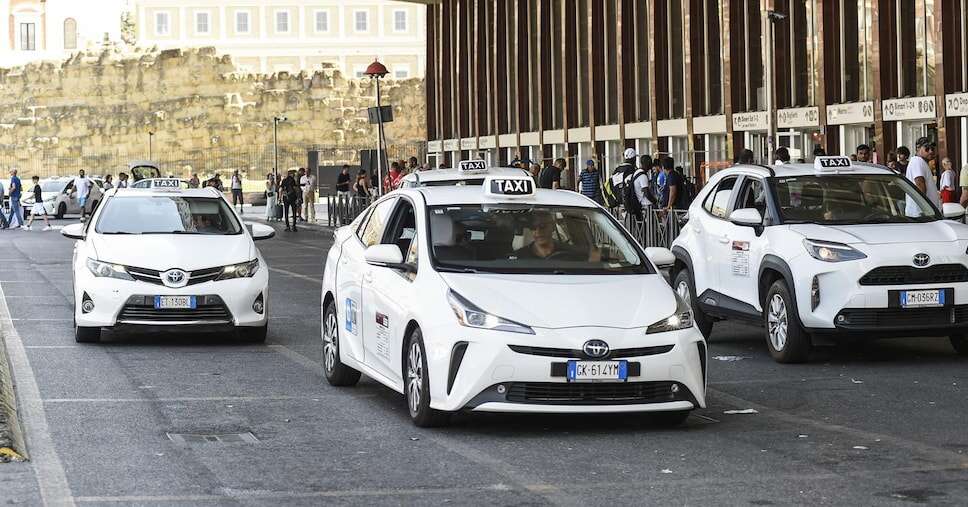 Taxi, sì della giunta a mille licenze in più a Roma. Le corse saranno più care