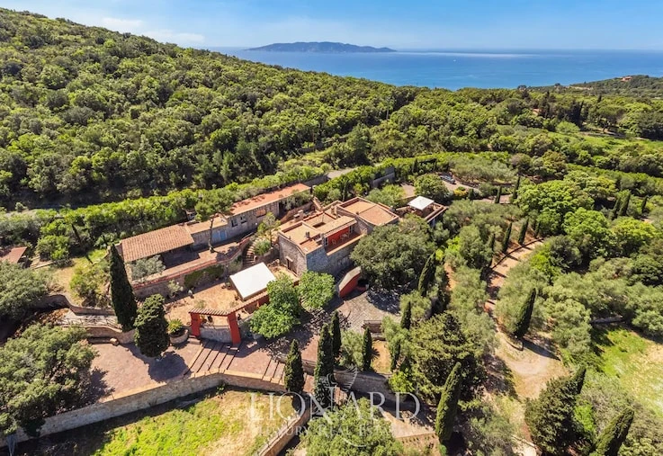Raffella Carrà, in vendita la villa all’Argentario di Giò Pomodoro