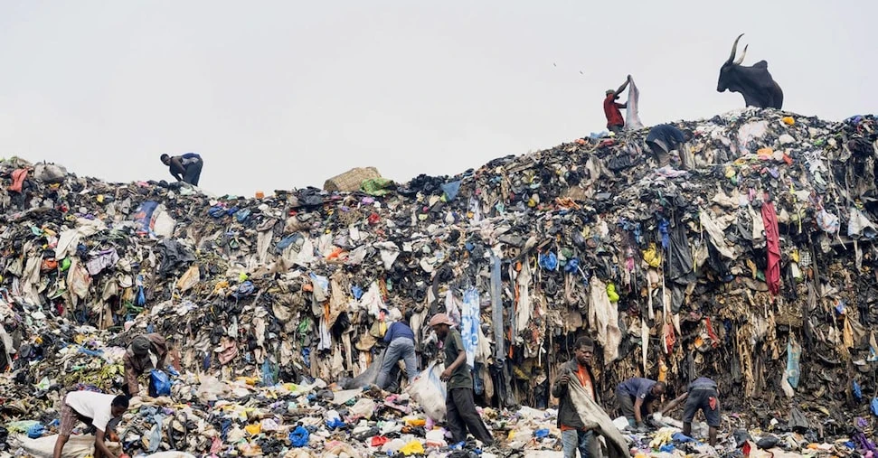 La moda a basso costo di Shein e Temu brucia sempre più petrolio