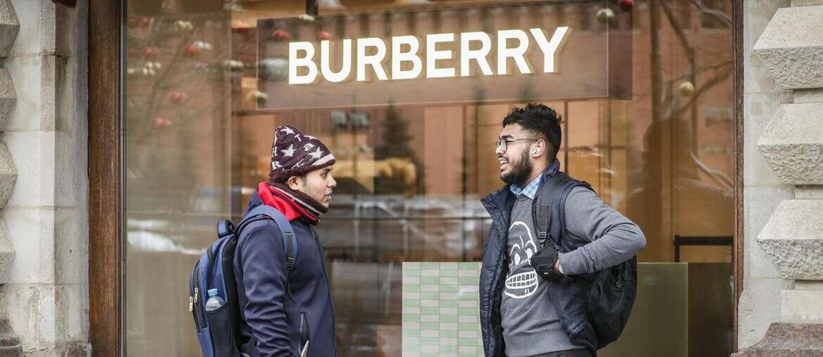 Lusso sotto pressione dopo il profit warning di Burberry, si salva Moncler