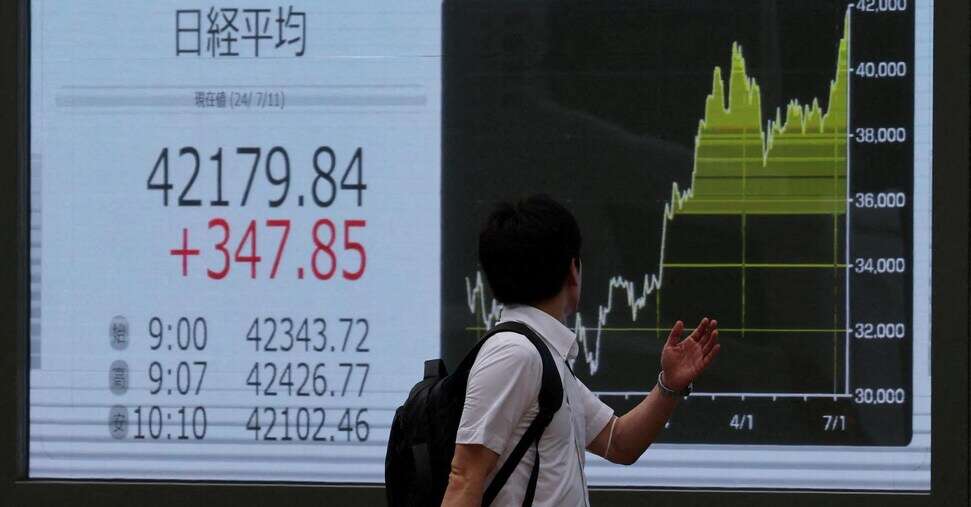 Borsa, Tokyo tocca un altro record: il Nikkei supera i 42.000 punti grazie al rally di Wall Street