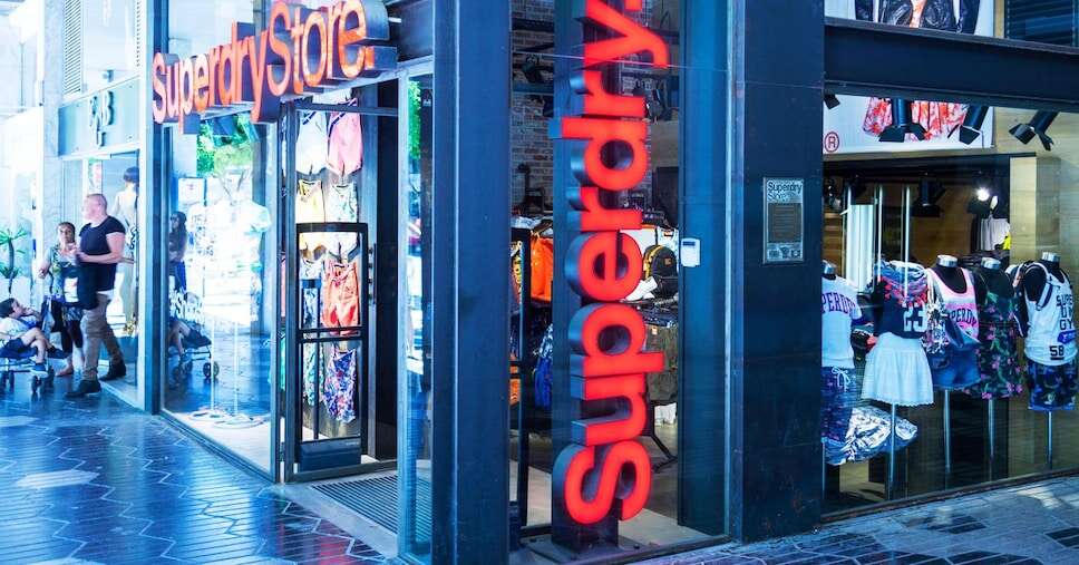 Superdry crolla a Londra, il ceo e primo azionista Dunkerton non lancerà un’Opa