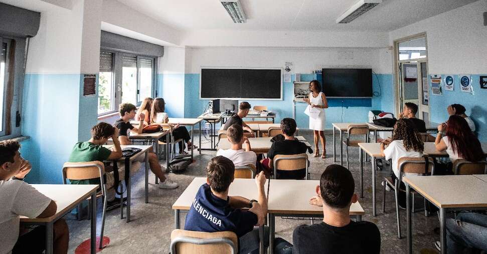 Dai docenti poco motivati ai programmi troppo teorici, ecco perché la scuola non va oltre il 6