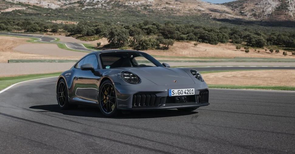 Porsche 911, com’è e come va la prima ibrida di Stoccarda