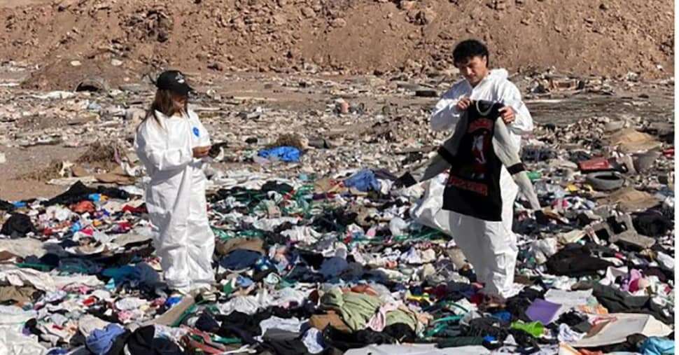 Gli eccessi della moda vanno in cenere tra le dune del deserto di Atacama