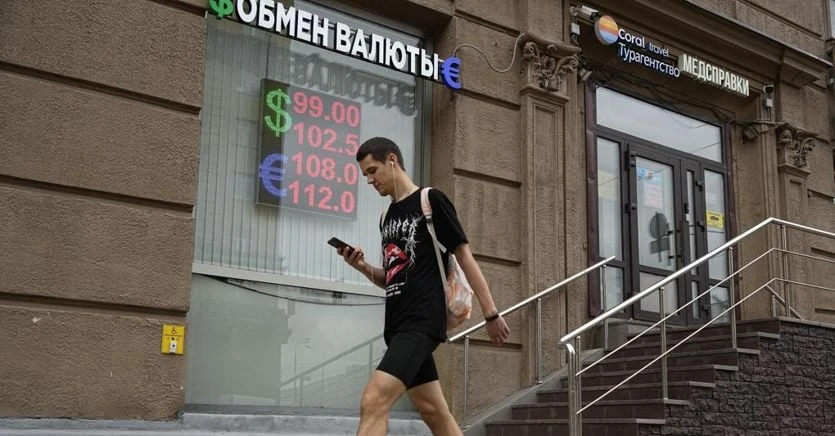 Rublo russo si rafforza a 96,5 per dollaro dopo il rialzo dei tassi
