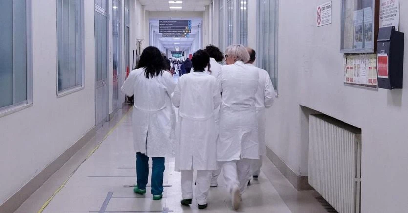 Quasi 40mila medici fuggiti all’estero: maxi taglio di tasse per convincerli a rientrare