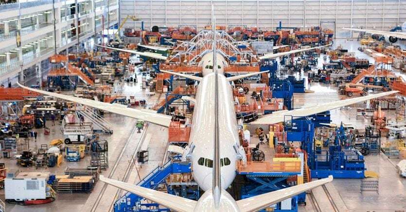 Boeing rallenta le forniture di 787: «Difetti in un componente»