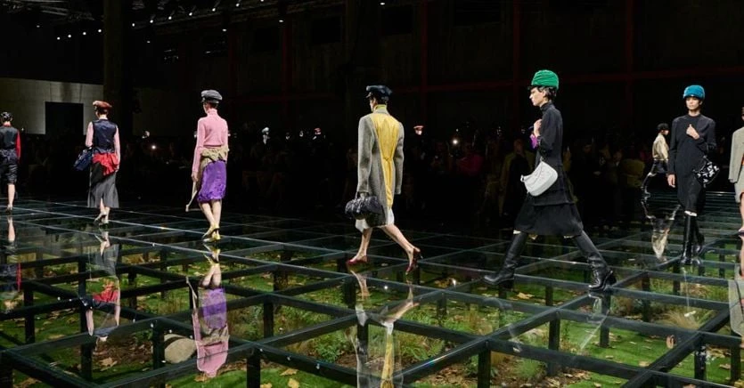 Prada gioca col ruolo del tempo, l’eleganza impeccabile di Max Mara, il nuovo Moschino