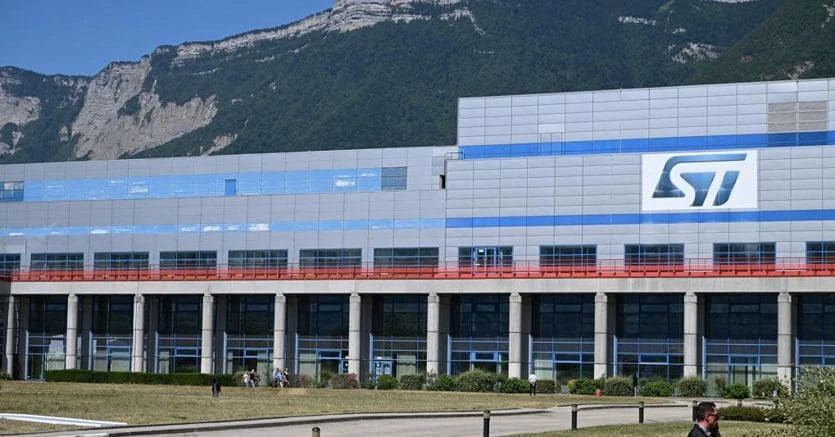 StMicroelectronics in luce, Moody's alza outlook a 