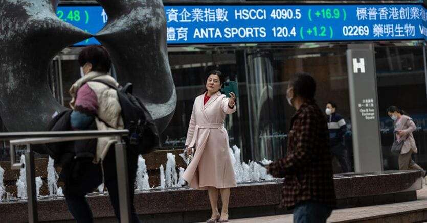 Borsa, Tokyo apre piatta. Piazze cinesi miste