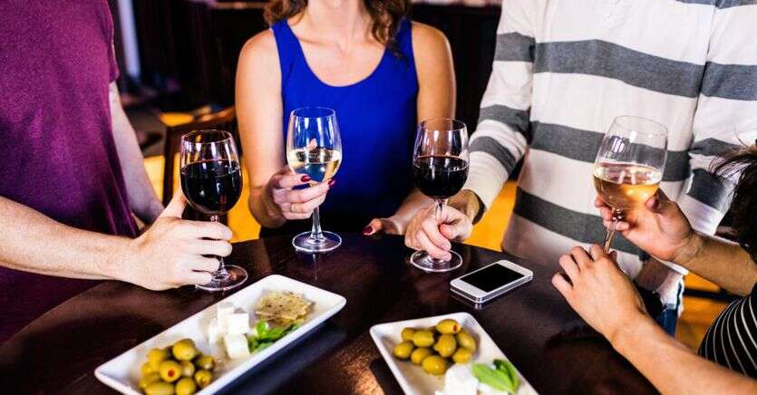 Più per aperitivo che a cena: ecco come cambia il modo di bere il vino