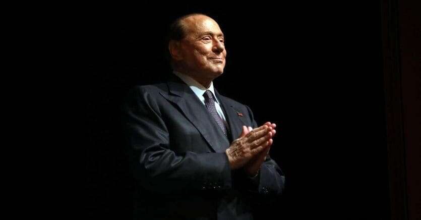 Berlusconi: nuovo testamento depositato a Napoli, «il Cav lo ha firmato in Colombia»