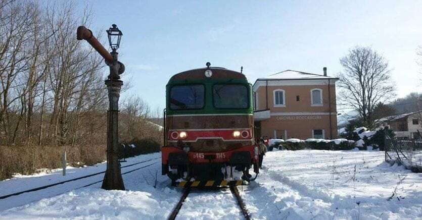 In treno verso il Natale tra presepi, mercatini e nuovi servizi notturni