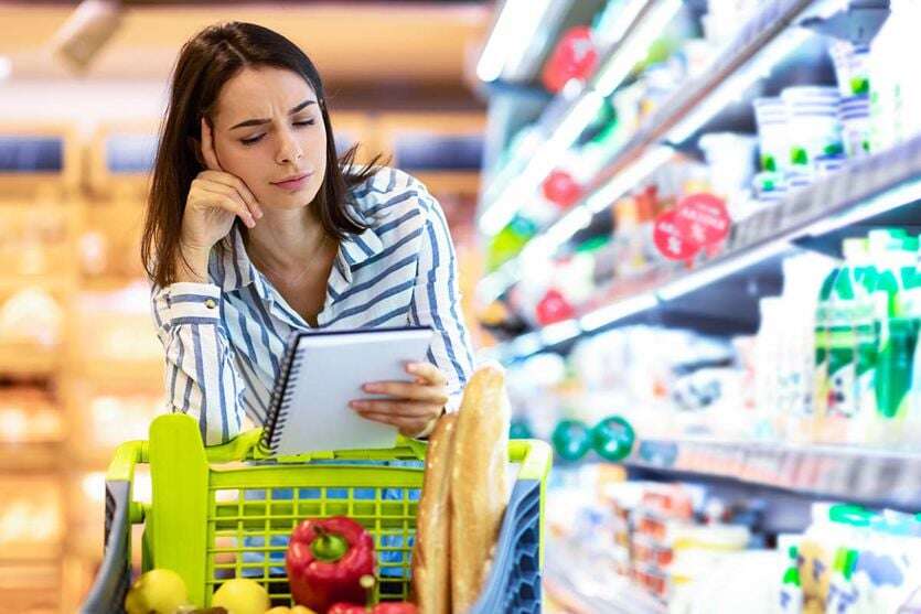 Nel carrello della spesa degli italiani cibi in promozione e confezioni più piccole