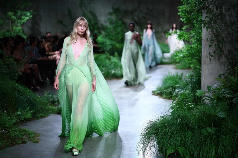 Gucci, a Londra romanticismo, colore e nostalgia ma senza impavida creatività