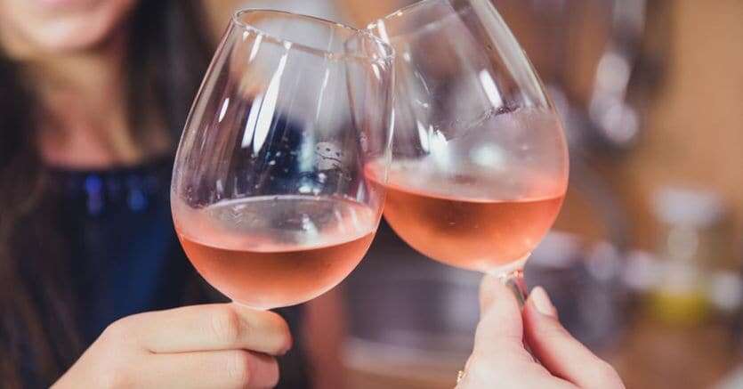 Vino rosé da gustare oltre le mode: ecco come sceglierlo e abbinarlo ai piatti