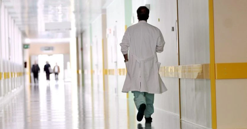 Il terreno minato della Sanità tra la bomba anziani e la carenza decennale dei sanitari