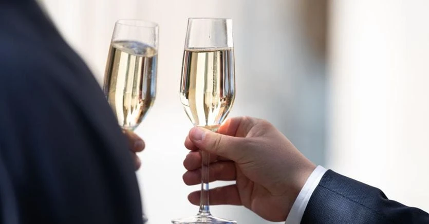 A Natale gli italiani non rinunciano allo spumante, ma volano quelli low cost